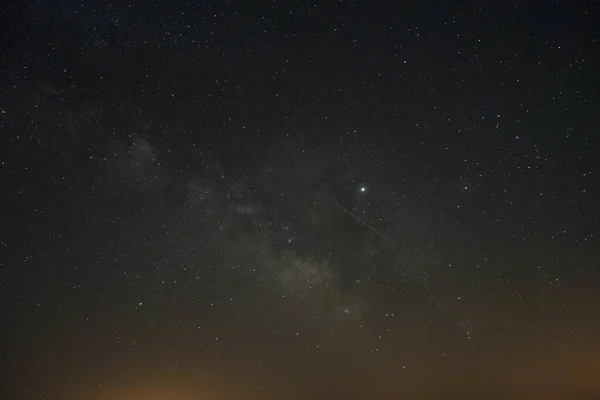 Nízký Úhel Záběru Tmavé Oblohy Naplněné Starty Skvělé Pro Pozadí — Stock fotografie