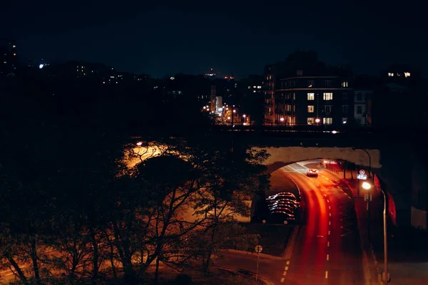 Hermosa toma de un paisaje urbano lleno de luces durante la noche — Foto de Stock