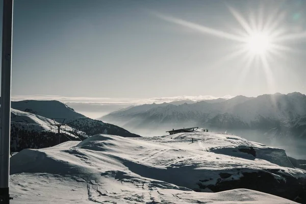 Alplerin Karla Kaplı Güzel Bir Manzarası Arka Planda Parlak Güneşin — Stok fotoğraf