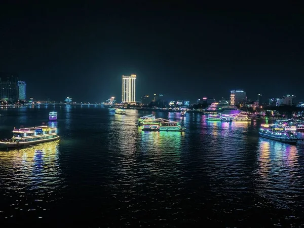 Bel colpo ad alto angolo del fiume con barche illuminate nel distretto di Da Nang in Vietnam — Foto Stock