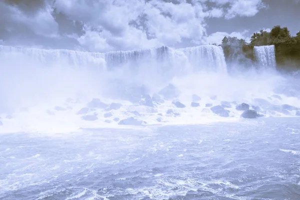 Una Fantástica Vista Una Poderosa Cascada Mar Impresionante Cielo Nublado — Foto de Stock