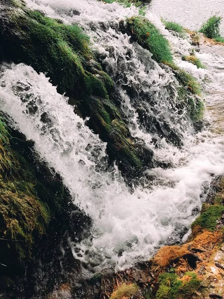 Tiro Vertical Uma Cachoeira Espumosa Sobre Alguns Penhascos Cobertos Musgo — Fotografia de Stock