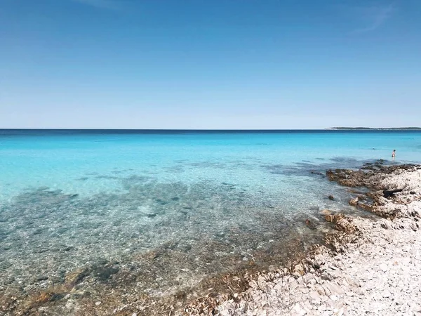 Een Adembenemend Uitzicht Oceaan Het Strand Onder Helderblauwe Lucht — Stockfoto