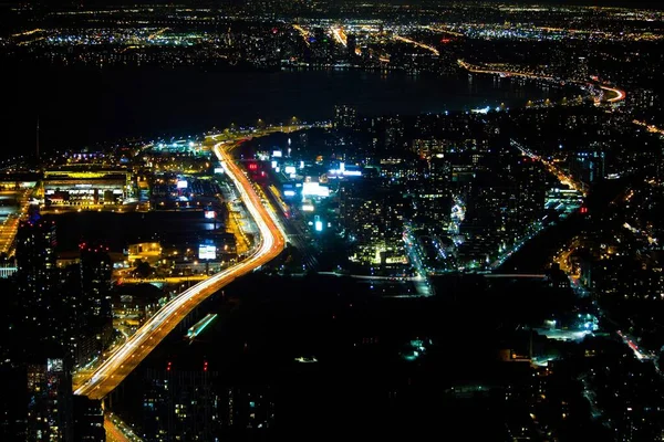 一个繁忙的大城市的航拍 夜间灯火通明 — 图库照片