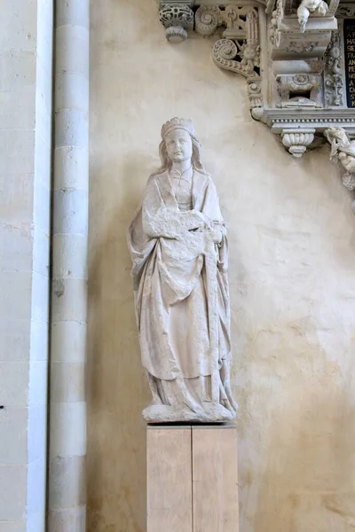 Pionowe ujęcie kobiecej figury w katedrze Magdeburga — Zdjęcie stockowe