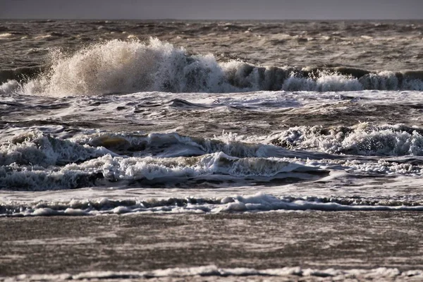 Piękne Ujęcie Oceanu Piankowymi Falami Idealna Tapeta Tła — Zdjęcie stockowe