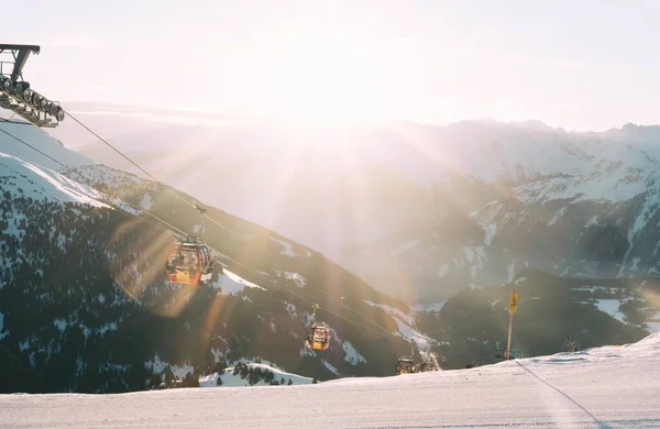 Захоплюючий Вид Мотузкові Вагони Альпах Яскравими Сонячними Променями Задньому Плані — стокове фото