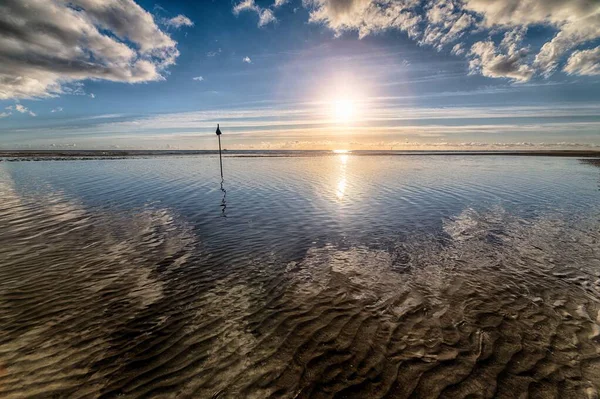 Eine Atemberaubende Aufnahme Des Transparenten Wassers Des Ozeans Mit Der — Stockfoto