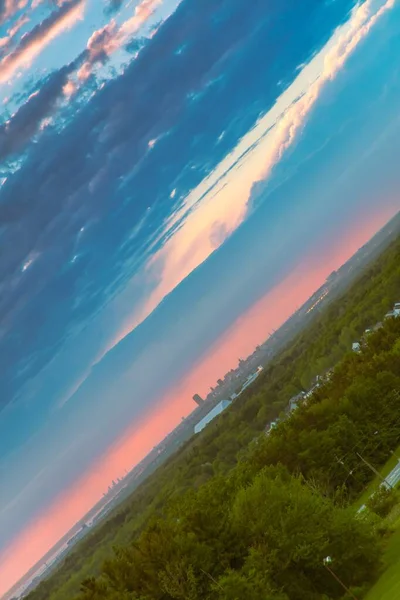 Paysage Couper Souffle Beaux Nuages Dessus Champ Avec Des Arbres — Photo