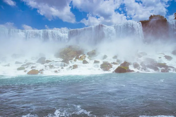 Una Fantástica Vista Una Poderosa Cascada Mar Impresionante Cielo Nublado — Foto de Stock