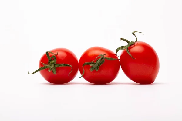 Eine Nahaufnahme Von Drei Kirschtomaten Auf Weißem Hintergrund Perfekt Für — Stockfoto