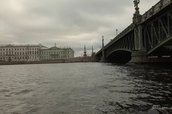Bella vista sul fiume, sul ponte e sugli edifici di San Pietroburgo sotto il cielo nuvoloso — Foto Stock