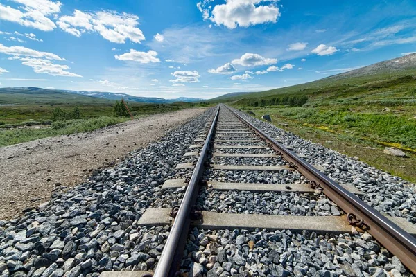 Parlak Sakin Gökyüzünün Altındaki Tepelere Doğru Ilerleyen Güzel Bir Tren — Stok fotoğraf