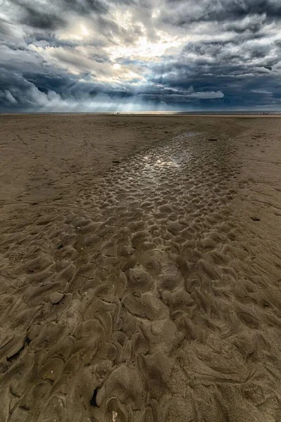 Vertical Shot Sandy Shore Huge Traces Sun Shining Cloudy Sky — Stock Photo, Image