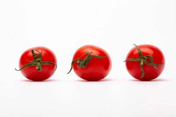 Eine Nahaufnahme Von Drei Kirschtomaten Auf Weißem Hintergrund Perfekt Für — Stockfoto