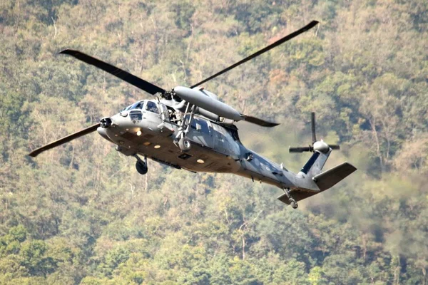 Eine Nahaufnahme Eines Sikorsky Black Hawk Tiefflug Über Einem Wald — Stockfoto