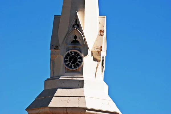 Eine Flache Aufnahme Eines Weißen Historischen Uhrturms Auf Blauem Hintergrund — Stockfoto