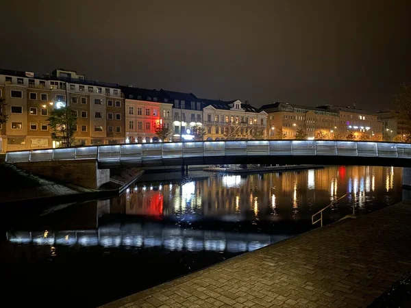 Prachtige opname van een brug op een rivier en prachtige gebouwen op de achtergrond — Stockfoto