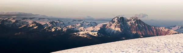 Colpo Alto Angolo Montagne Innevate Orizzonte Con Cielo Puro Sullo — Foto Stock