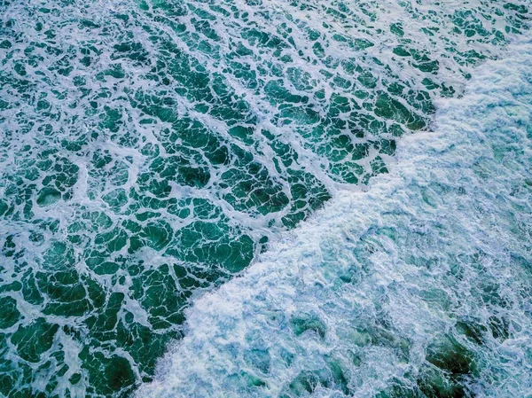 Lindo tiro de ângulo alto de uma água do oceano turquesa muito espumosa — Fotografia de Stock