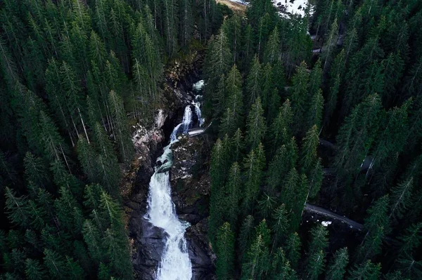 Tiro Alto Ângulo Tirar Fôlego Uma Cachoeira Uma Rocha Cercada — Fotografia de Stock