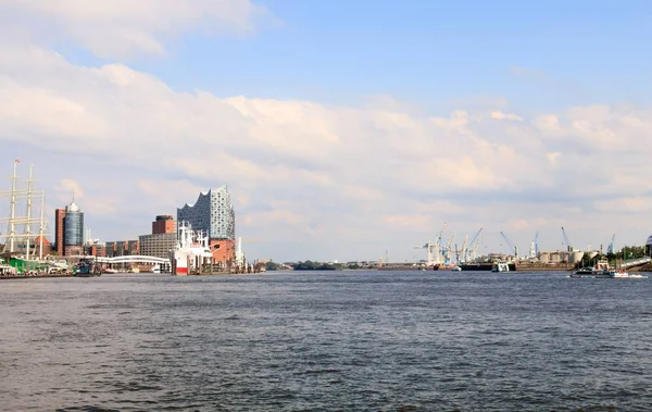 Beautiful shot of high buildings on the shore near Elbe river in Hamburg under the cloudy sky — Stock Photo, Image