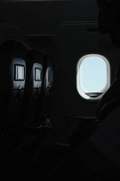 Vertikalt skott av fönstret inuti ett flygplan vid tidpunkten för flygningen — Stockfoto