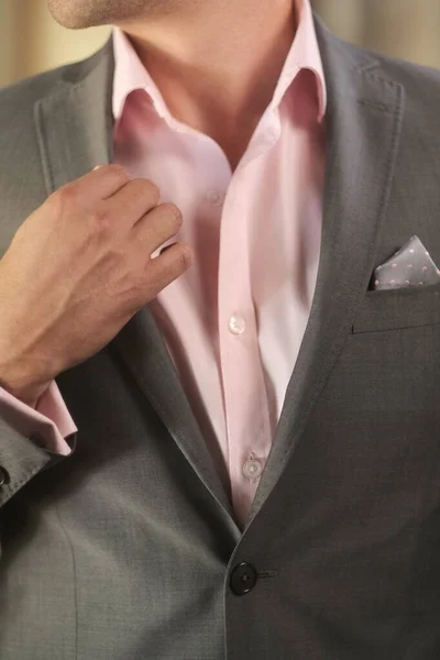 ピンクのシャツとグレーのスーツを着た新郎の垂直クローズアップショット 結婚式の準備 — ストック写真