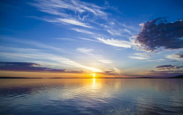 Красивый Вид Море Солнце Сияющее Голубом Небе Заднем Плане — стоковое фото