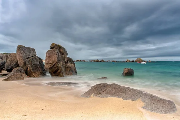 Beautiful seashore with rocks of different sizes under the cloudy sky — ストック写真