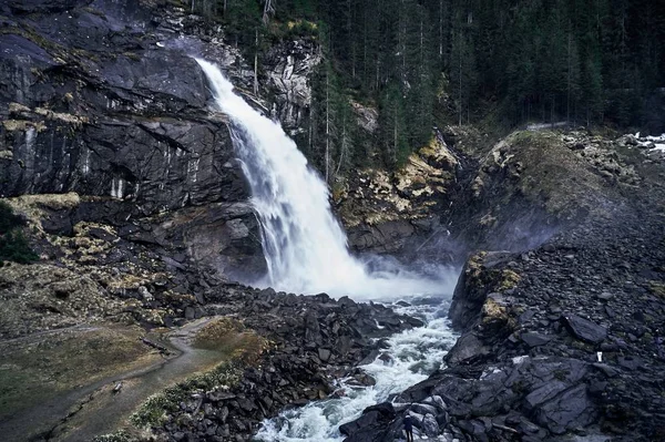 Tiro Bonito Uma Cachoeira Rochas Escuras Com Floresta Abetos Fundo — Fotografia de Stock