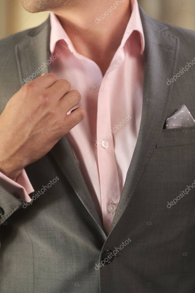 Traje gris con corbata rosa hotsell