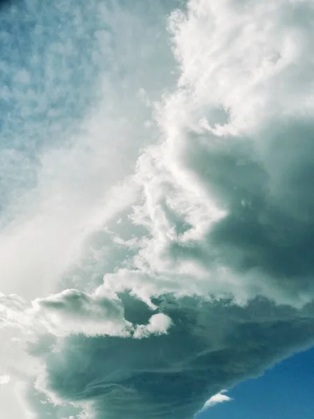 天空中令人叹为观止的令人叹为观止的云彩的垂直镜头 — 图库照片
