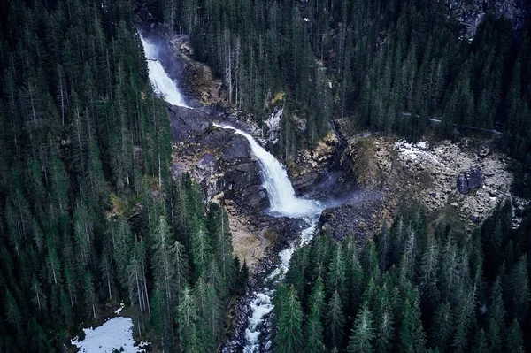 Eine Atemberaubende Aufnahme Eines Wasserfalls Auf Einem Felsen Umgeben Von — Stockfoto
