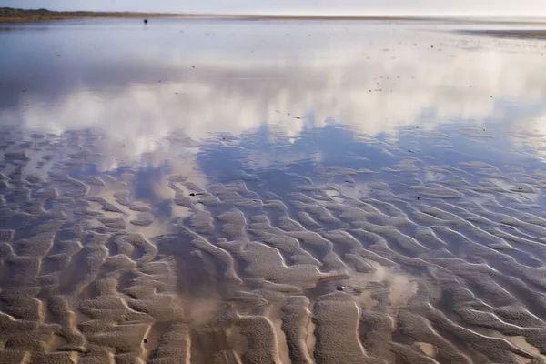 Bellissimo Scatto Del Riflesso Del Cielo Nell Oceano Con Sabbia — Foto Stock