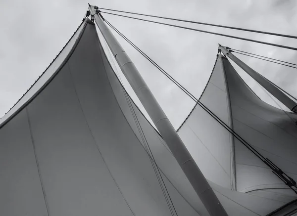 Greyscale skott av två fartyg segel under den vackra klara himlen - bra för en sval bakgrund — Stockfoto