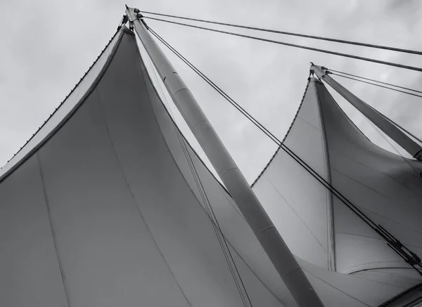 Grijswaarden opname van twee schip zeilen onder de prachtige heldere hemel - geweldig voor een koele achtergrond — Stockfoto