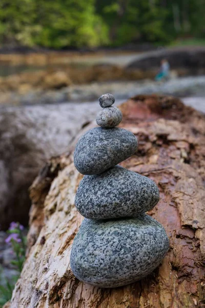 Colpo Verticale Pietre Impilate Una Sull Altra Vicino Ucluelet Vancouver — Foto Stock