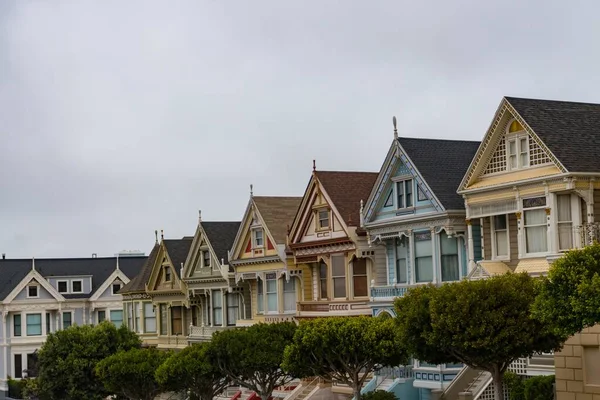 Una Hermosa Foto Seis Casas Adosadas Similares Pero Diferentes Colores —  Fotos de Stock