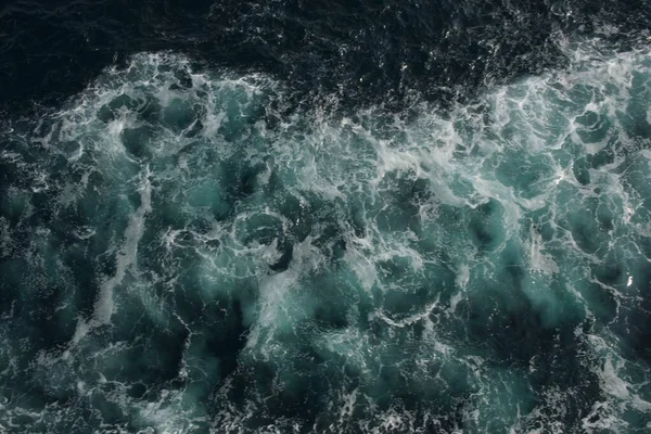 Angle Élevé Océan Déchaîné Avec Eau Turquoise Des Vagues Mousseuses — Photo