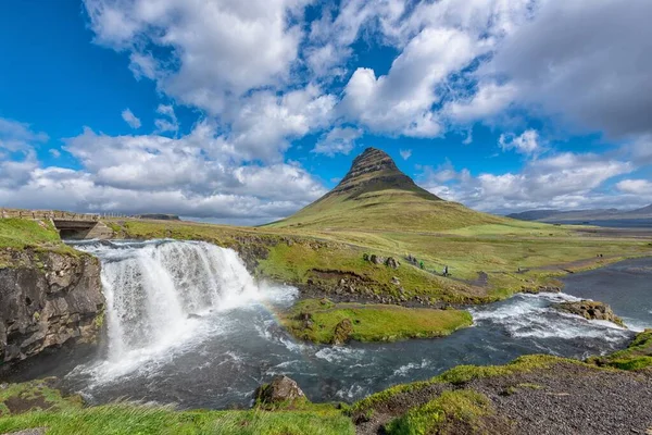 Paisaje Impresionante Una Cascada Que Fluye Río Junto Campo Verde — Foto de Stock