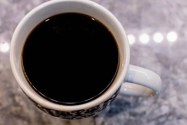 Egy Nagy Látószögű Közelkép Egy Fehér Csészéről Fekete Mintával Tele — Stock Fotó