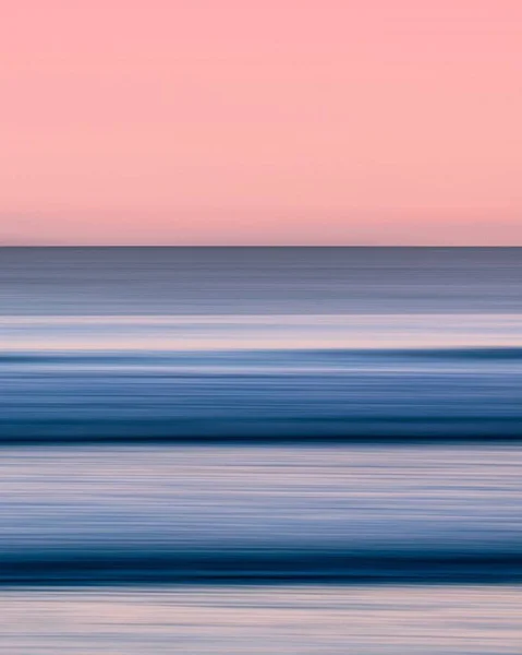 Tiro vertical de linhas azuis e rosa criando uma sensação de simetria — Fotografia de Stock