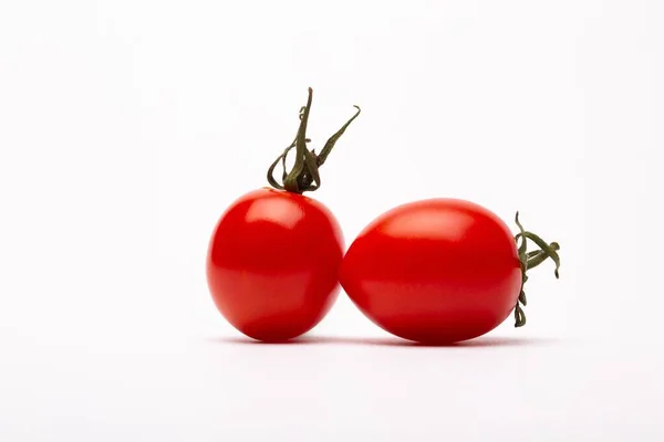 Tiro Close Dois Tomates Cereja Fundo Branco Perfeito Para Blog — Fotografia de Stock