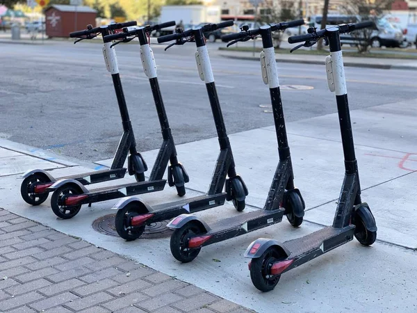 Cinco Scooters Estacionados Acera Junto Una Calle — Foto de Stock