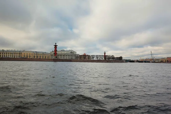 Prachtig uitzicht op de rivier, bruggen en gebouwen in St. Petersburg onder de bewolkte hemel — Stockfoto