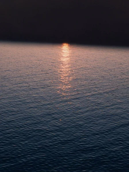 Ένα Κάθετο Πλάνο Της Αντανάκλασης Του Ηλιοβασιλέματος Στην Όμορφη Ήρεμη — Φωτογραφία Αρχείου