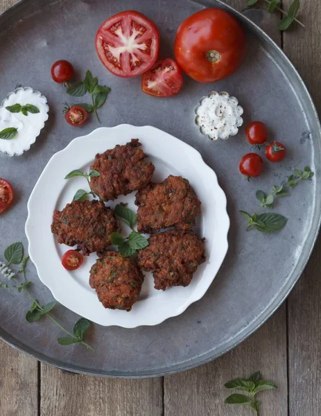 Plan Angle Élevé Escalopes Dans Une Assiette Blanche Sur Plateau — Photo