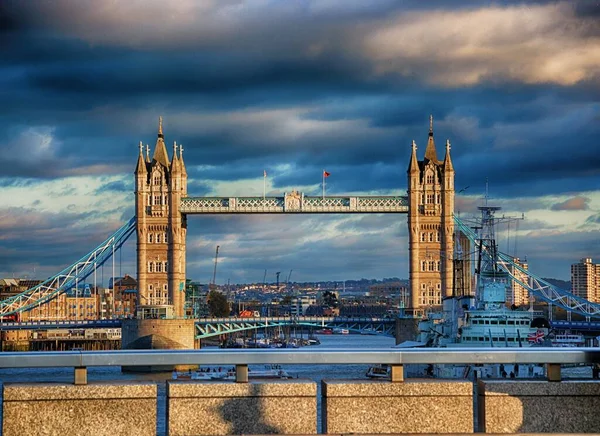 Belo tiro da famosa Tower Bridge em Londres, Reino Unido sob o céu nublado — Fotografia de Stock