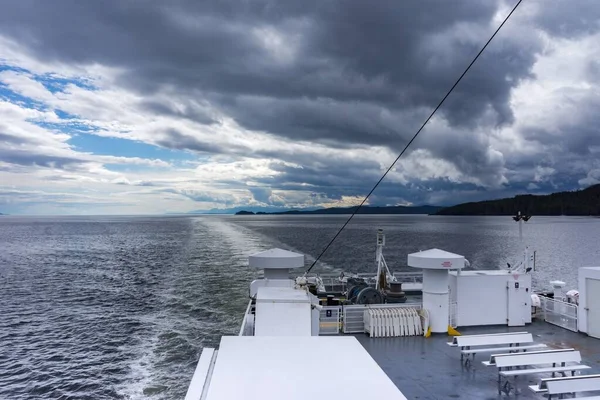 Kanada Nın Sahilinde Bulutlu Bir Havada Bir Feribotun Arka Kısmının — Stok fotoğraf